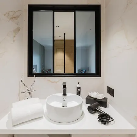 Les De Socrate Hotel *