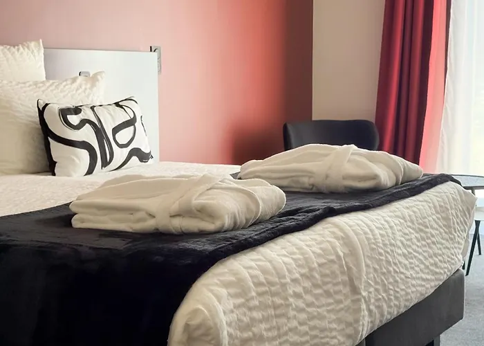 Les De Socrate Hotel *