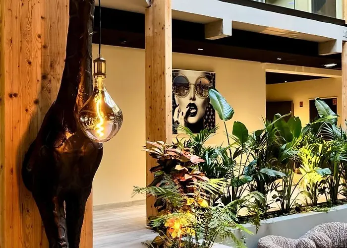 Les De Socrate Hotel *